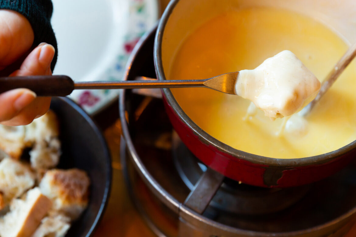 Vin de Savoie et fondue savoyarde le duo parfait