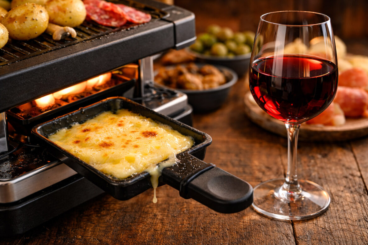 Raclette et vin : quels accords parfaits pour une soirée réussie ?
