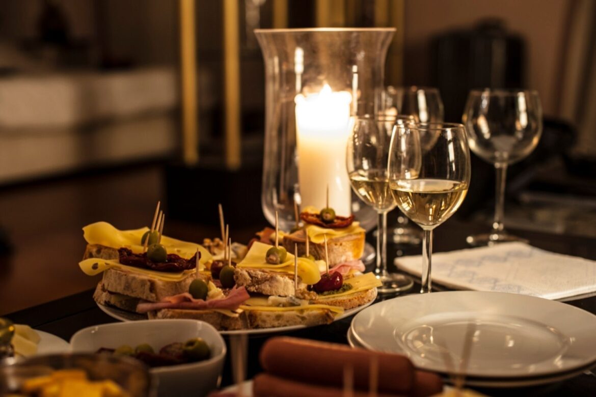 Secrets pour sublimer un apéritif de fête avec vins et spiritueux